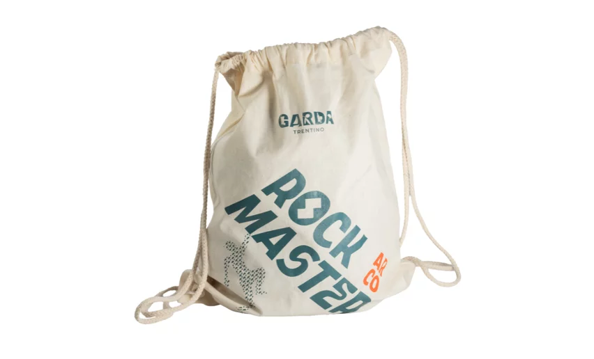 Un sacchetto in tela con chiusura a corda. Presenta il logo "ROCK MASTER" e la scritta "GARDA TRENTINO".