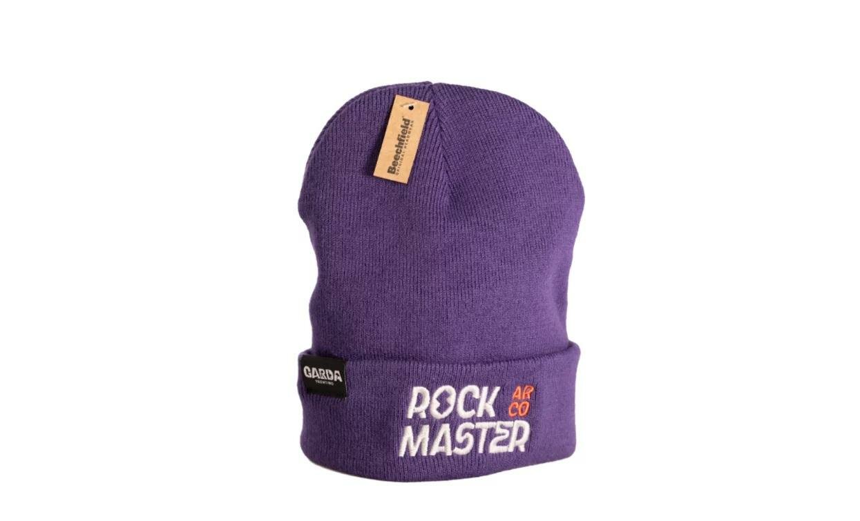 Eine lila Kappe mit der Aufschrift "ROCK MASTER". Es ist ein ideales Kleidungsstück für Outdoor-Aktivitäten und sportliche Tätigkeiten.